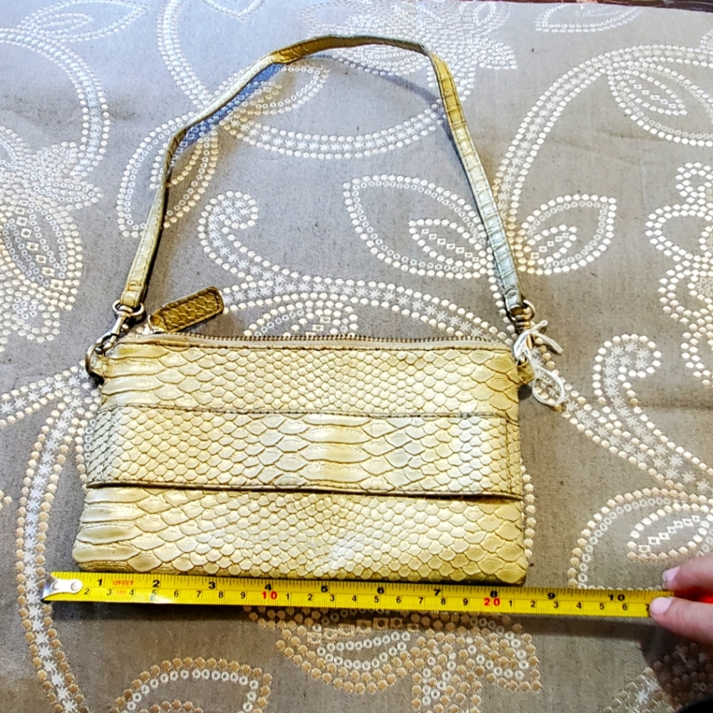 Devi Kroell - image 1